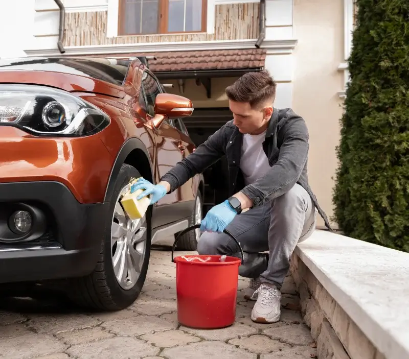 Lavage auto à domicile Tréflez : professionnel intervenant sur un véhicule